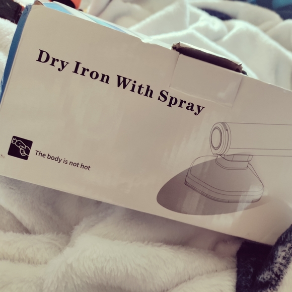 Mini Dry Iron with Spray - Picture 1 of 4